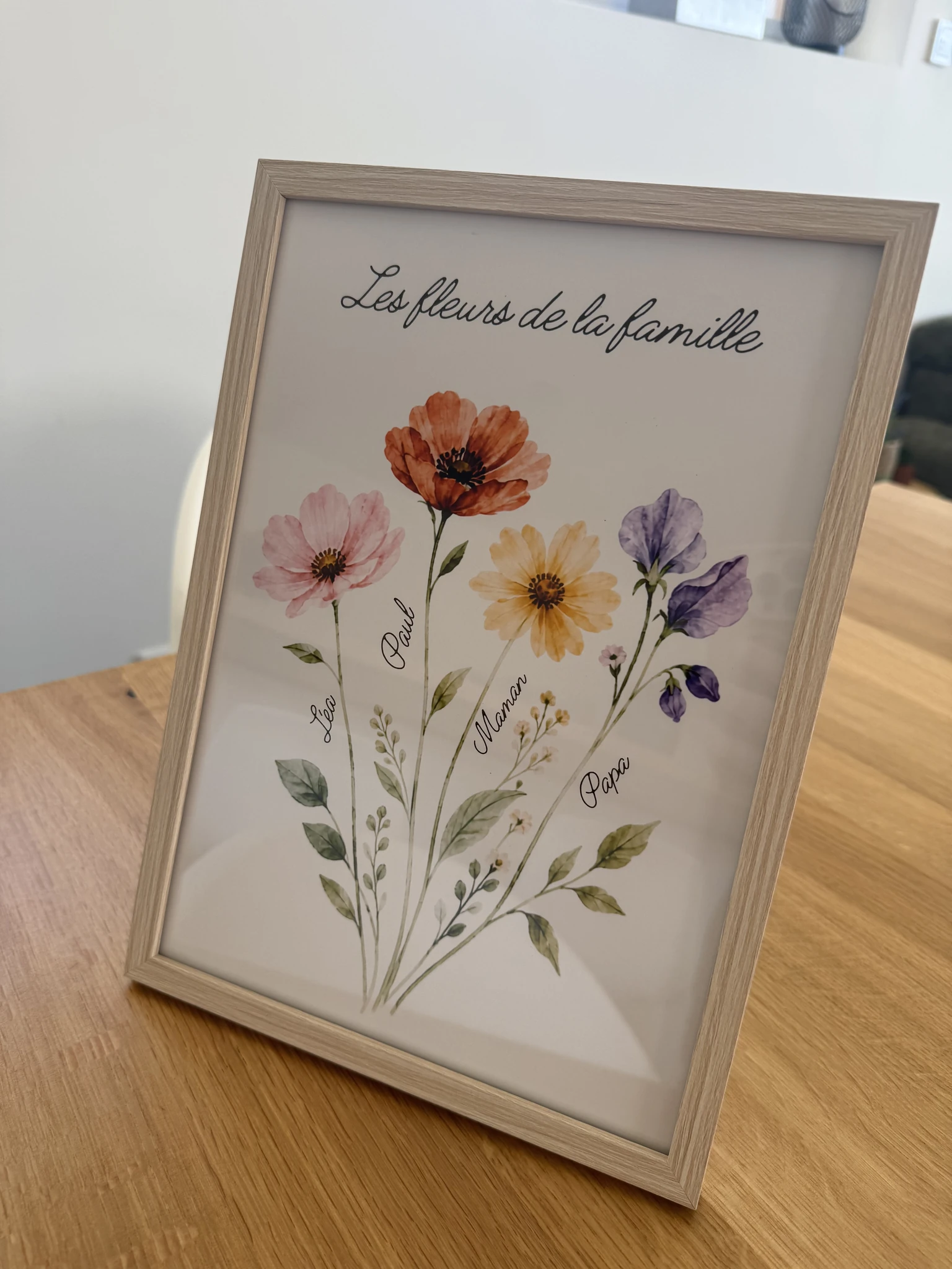 Cadre beige Bouquet familial, Les fleurs de la famille, avec des fleurs roses, orange, jaunes et violettes et les prénoms Léo, Paul, Maman et Papa